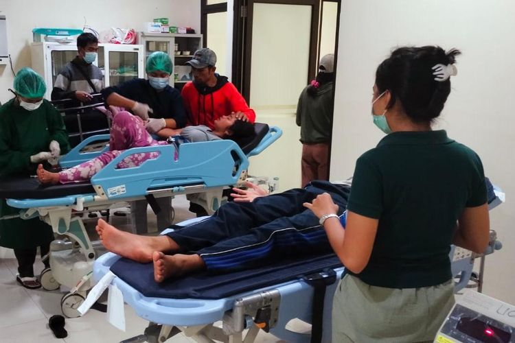 Sejumlah siswa SMP Negeri Satu Atap (Satap) 2 Kubutambahan, Kabupaten Buleleng, Provinsi Bali, dilarikan ke RSUD Buleleng, setelah keracunan makanan, Sabtu (4/6/2022) malam.