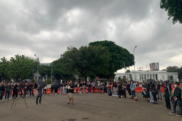 Massa Jaringan Solidaritas Korban untuk Keadilan Korban menggelar aksi solidaritas atas tragedi yang terjadi di Stadion Kanjuruhan, Malang, Jawa Timur, di kawasan Istana Merdeka, Jalan Medan Merdeka Utara, Jakarta Pusat, Kamis (6/10/2022).