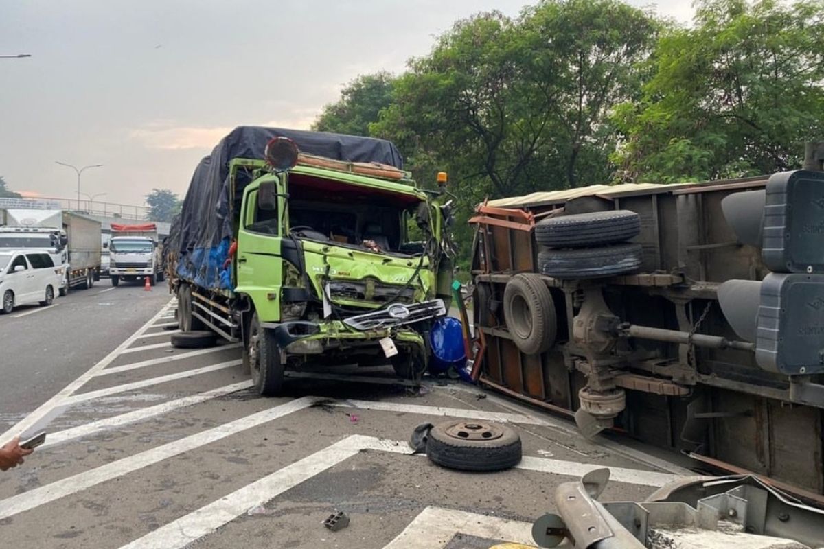 Truk tronton tabrak truk boks yang sedang berhenti bahu jalan di ruas Tol JORR, KM 34, Jakarta Timur, arah Lebak Bulus, Rabu (18/3/2020).