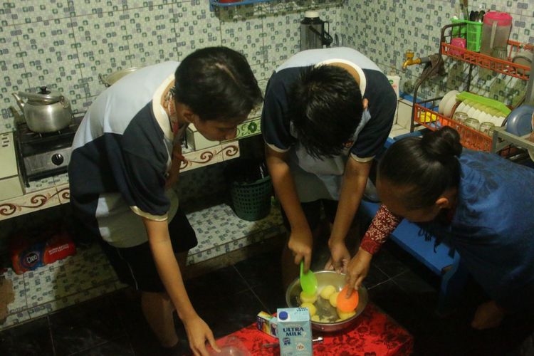 Kegiatan memasak olahan kentang yang sudah dipanen di rumah-rumah warga.