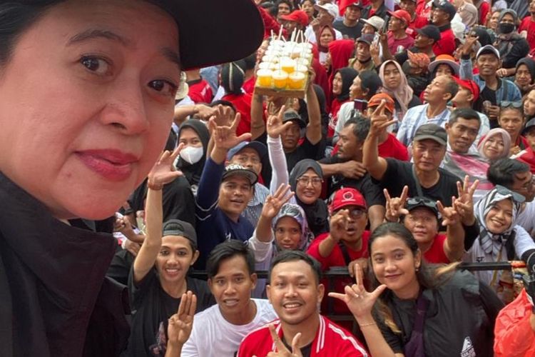 Ketua DPP PDIP, Puan Maharani, saat selfie bersama masyarakat Banyuwangi dalam Hajatan Rakyat Banyuwangi, Kamis (8/2/2024).