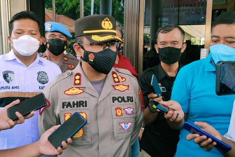 Kapolres Cirebon Kota, AKBP Fahri Siregar, menyampaikan keterangan peristiwa perampokan perusahaan Yakult Cabang Cirebon kepada sejumlah media, di Mapolres Cirebon Kota, Rabu (10/11/2021).