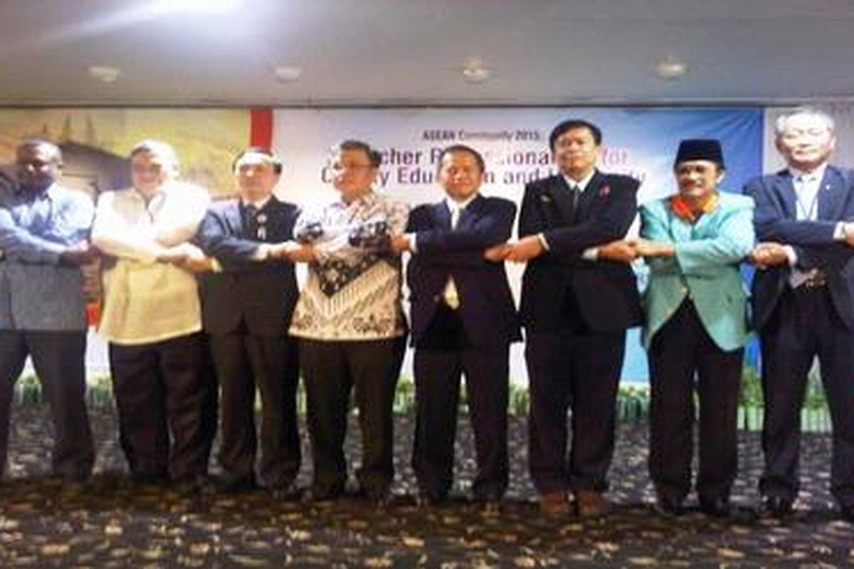Pemimpin organisasi guru ASEAN sepakat meningkatkan kerjasama untuk mengembangkan standar profesionalisme guru ASEAN. 