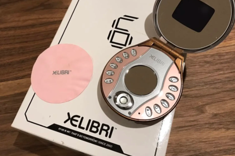 Siemens Xelibri 6 (2003) punya desain tak lazim karena bentuknya mirip wadah bedak (compact powder). 