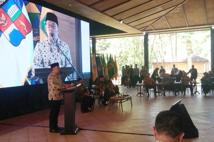 Gubernur Jawa Barat Ridwan Kamil saat memaparkan 9 program prioritas tahun 2020 di hadapan 27 kepala daerah se-Jabar dalam kegiatan Koordinasi Penyelenggaraan Pemerintah Daerah (Kopdar) triwulan III di Prima Sankanhurip Resort, Kabupaten Kuningan, Kamis (11/7/2019).