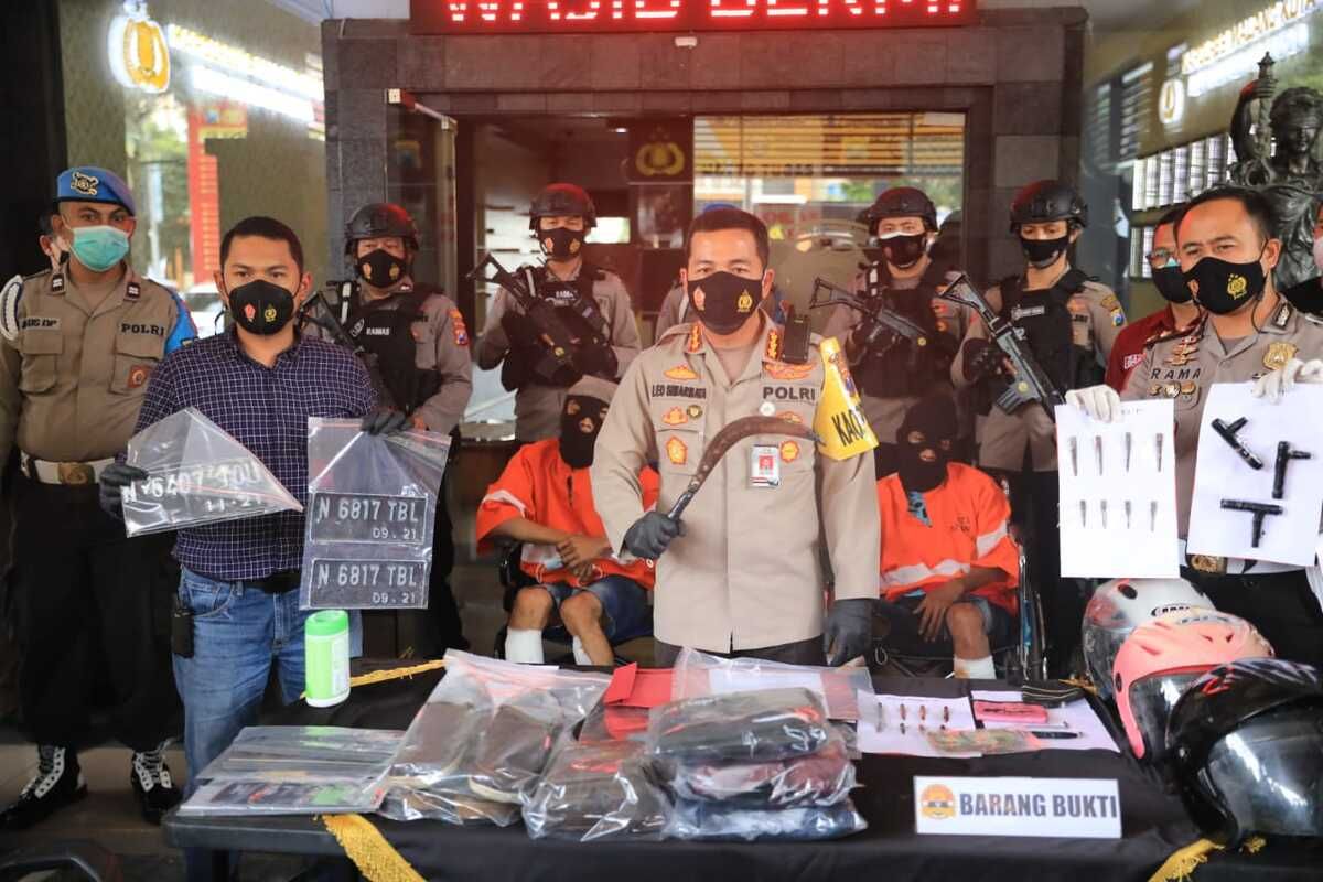 Kapolresta Malang Kota, Kombes Pol Leonardus Simarmata saat merilis pelaku pencurian motor di Mapolresta Malang Kota, Rabu (25/2/2021).