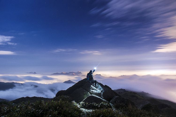 Lautan awan di puncak gunung yang tenang di Tai Mo Shan, puncak tertinggi di Hong Kong, berdiri setinggi 957 meter.