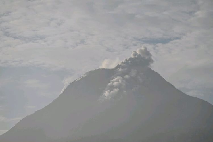 Gunung Lewotobi Laki-laki menyemburkan kolom abu tebal pada Selasa (23/4/2024)
