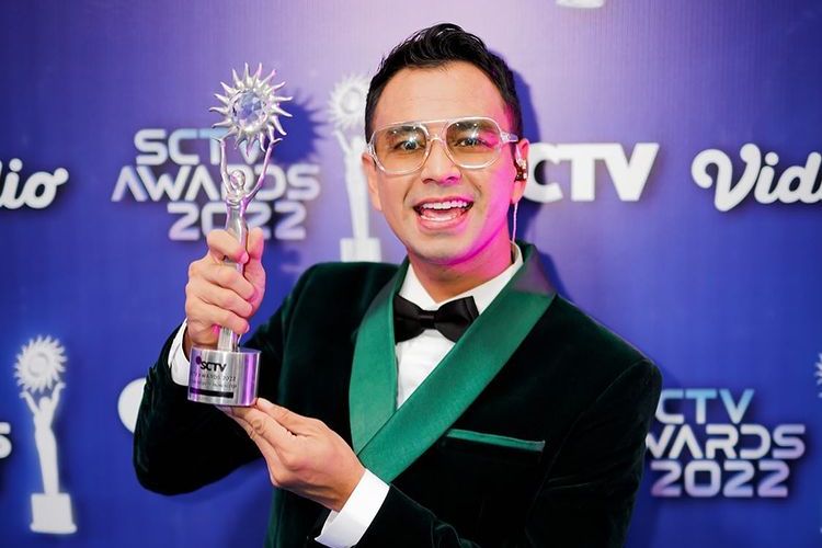 Raffi Ahmad meraih 2 piala dalam SCTV Awards 2022, yakni Presenter Paling Ngetop dan Artis Paling Sosmed.