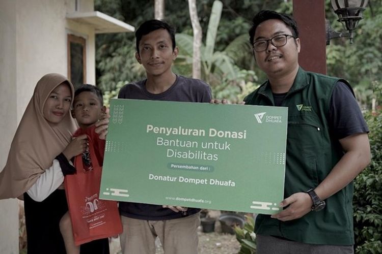 Dompet Dhuafa berfoto bersama kedua orangtua dari Azdan (3), Jauhar (31) dan Ana (30). Dompet Dhuafa melalui program donasi memberikan bantuan alat bantu dengar (ABD) kepada Azdan (3) di Banjarnegara, Jawa Tengah.