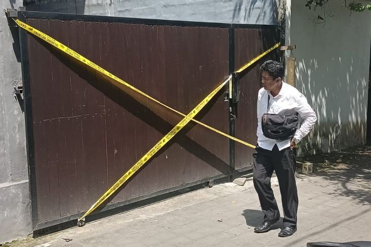 Polisi memasang garis polisi di sebuah vila Jalan Kuwuh II, Gang Melati, Kelurahan Kerobokan Kelod, Kecamatan Kuta Utara, Kabupaten Badung, Bali, yang dijadikan tempat jual beli narkotika oleh seorang warga negara asing (WNA) asal Amerika Serikat, berinisial GDS (45).