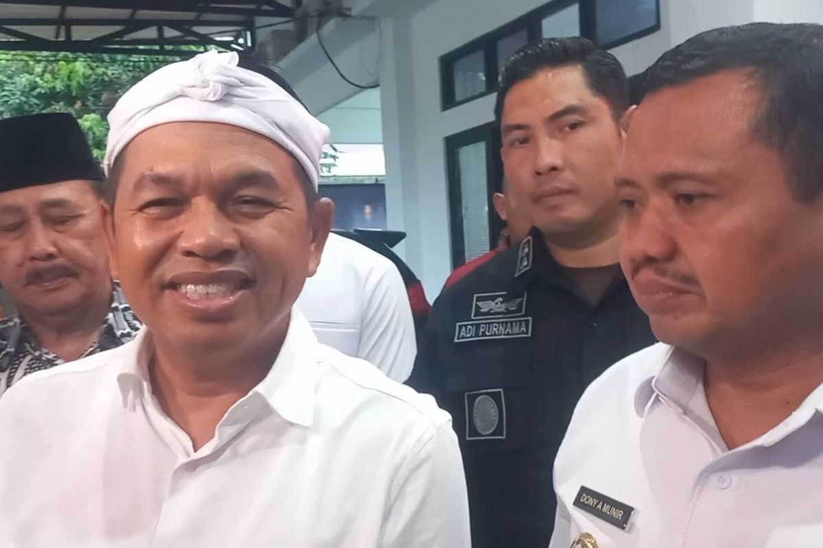 Gubernur Jabar Dedi Mulyadi bersama Bupati Sumedang Dony Ahmad Munir di halaman kantor Kejari Sumedang, Rabu (2/7/2025) petang. KOMPAS.com/AAM AMINULLAH