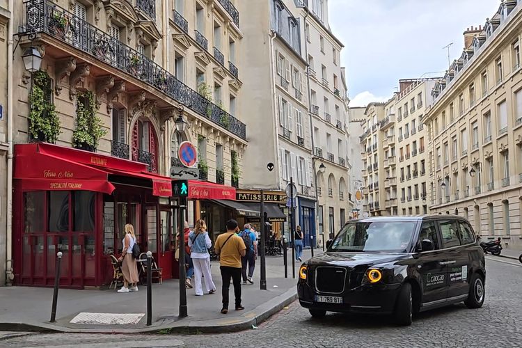 Suasana di depan restoran Gabriel di seriel Netflix Emily in Paris, dipotret dengan Samsung Z Flip 6.