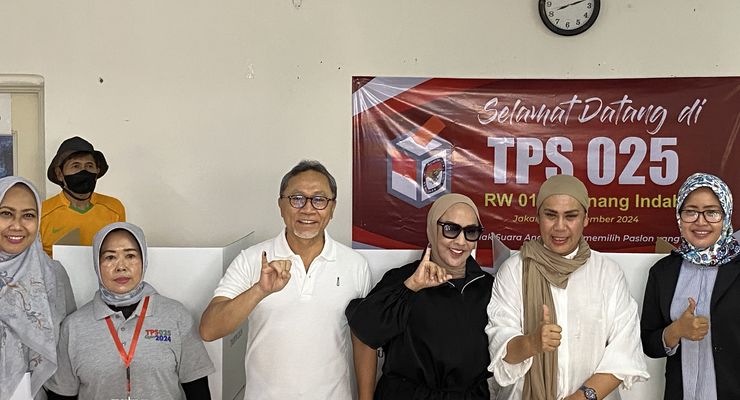 “Nyoblos” Bareng Istri di TPS 25 Cipinang Muara, Zulhas Rahasiakan Pilihannya