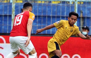 Pemain Bhayangkara Solo FC Andik Vermansah dijaga ketat pemain Borneo FC saat babak penyisihan grup B Piala Menpora 2021 yang berakhir dengen skor 1-0 di Stadion Kanjuruhan Kabupaten Malang, Jawa Timur, Senin (22/03/2021) sore.