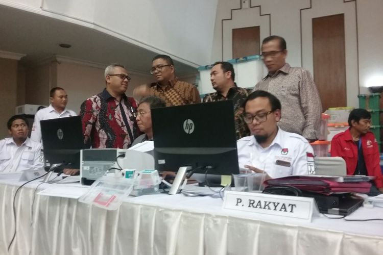 Sejumlah komisioner Komisi Pemilihan Umum (KPU) RI dan Badan Pengawas Pemilihan Umum (Bawaslu) RI memantau penyerahan kembali pendaftaran dari sembilan partai politik (Parpol) calon peserta pemilu 2019, di Jakarta, Senin (20/11/2017).