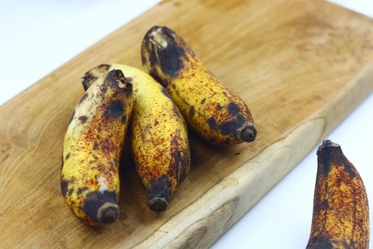 Buah pisang busuk yang digunakan untuk membuat MOL