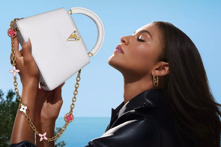Baru-baru ini, rumah mode Louis Vuitton resmi menunjuk Zendaya sebagai house ambassador dan wajah dari tas Capucines yang ikonik.