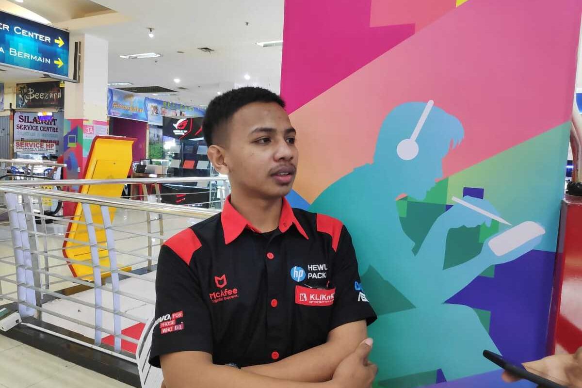 Zainul Hakim, karyawan salah satu toko elektronik di lantai 3A, Pusat Grosir Cililitan (PGC), Jakarta Timur, lokasi seorang kakek curi dua unit handphone dan terekam CCTV.