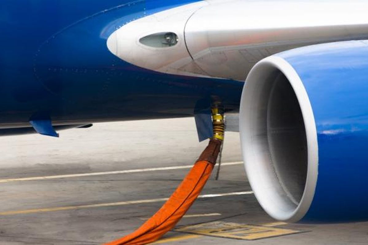 Ilustrasi: Pesawat sedang mengisi avtur