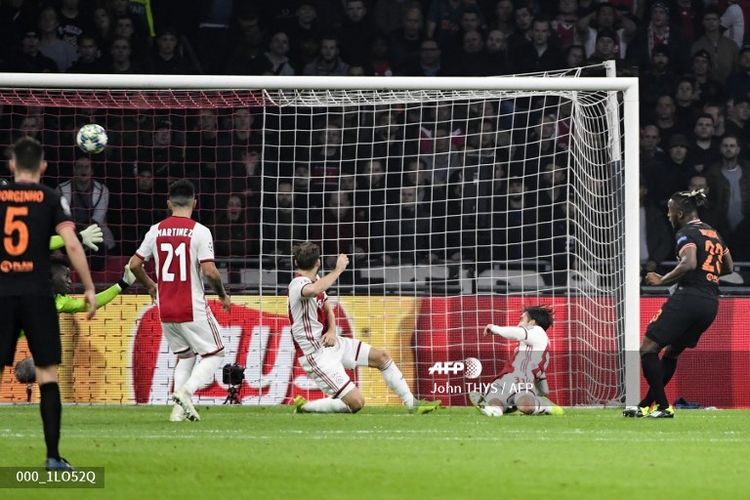 Proses gol Michy Batshuayi pada laga Ajax Amsterdam vs Chelsea di Johan Cruyff Arena, Rabu (23/10/2019)