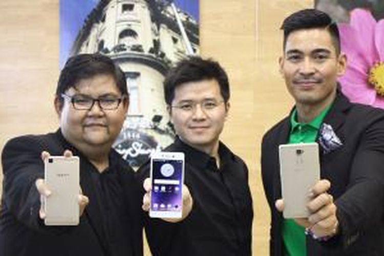 Robby Purba menggunakan produk terbaru, Oppo R7 Plus.