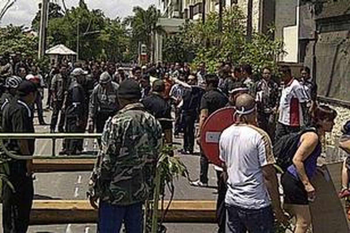 Ratusan preman menutup Jalan Majapahit Kuta, Selasa (23/10/2012) menghalangi pihak kurator yang akan mengeksekusi kondotel Bali Kuta Resort (BKR) yang dinyatakan pailit oleh Pengadilan Niaga Surabaya. 