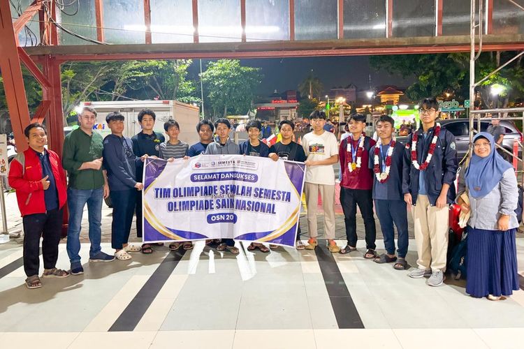 Perwakilan siswa SMP dan SMA Sekolah Semesta, Semarang, Jawa Tengah, mengukir prestasi pada ajang OSN 2025 untuk berbagai bidang kompetisi.