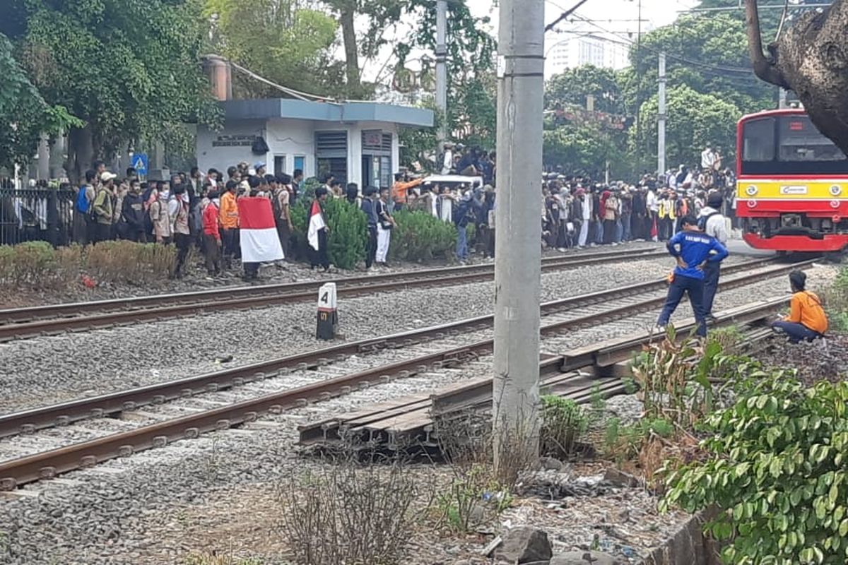 Pantuan Kompas.com pada Rabu (25/9/2019) siang, sekitar pukul 14.00 WIB, massa dari kalangan pelajar sempat melempari batu ke arah aparat yang sedang bertugas. Dari arah seberang, tepatnya di Jalan Tentara Pelajar, Jakarta Pusat atau perlintasan rel kereta Palmerah, mereka meneriaki polisi yang sedang bertugas sambil bernyanyi.