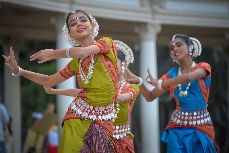 Ilustrasi India - Para penari dalam sebuah acara festival di India (Photo by pavan gupta on Unsplash).