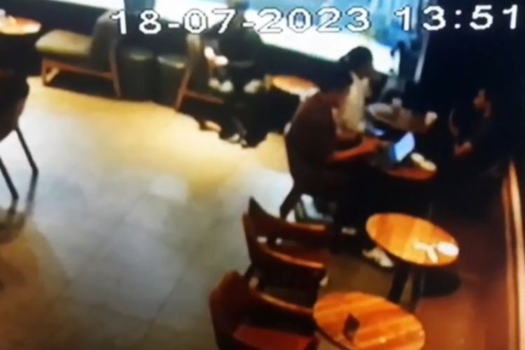 Tangkapan layar rekaman CCTV yang ada di dalam kedai kopi kawasan Blok M, Kebayoran Baru, Jakarta Selatan 