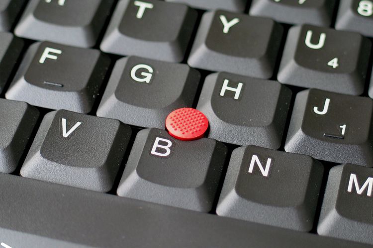 Tombol TrackPoint di papan keyboard laptop Lenovo yang sudah menjadi fitur ikonik laptop Lenovo ThinkPad