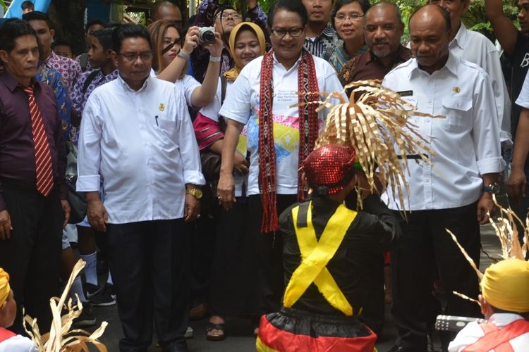 Menteri PP dan PA Yohana Yembise disambut dengan tarian soya-soya saat meresmikan SMPN 7 Ternate, Maluku Utara sebagai sekolah ramah anak, Rabu (8/3/2017)