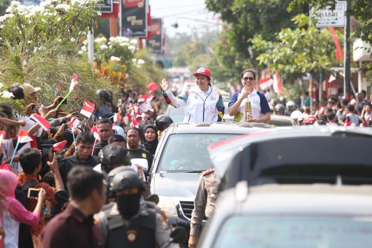 Kirab Obor Asian Games 2018 tiba dan singgah di Kota Blitar, Jawa Timur, Jumat (20/7/2018). Rombongan kirab menyambangi makam Bung Karno di Jl Ir Soekarno, Blitar, dan disambut langsung oleh cucu Bung Karno, Menko PMK Puan Maharani. 
