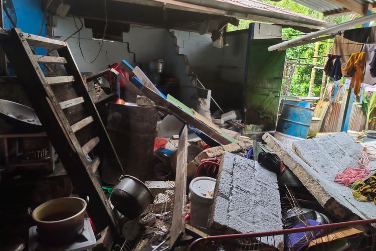 Bangunan rumah di Papua rusak pasca gempa bumi 5.4 SR yang terjadi di Kota Jayapura, Papua, Kamis (9/2/2023).