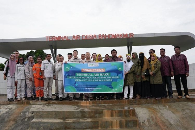 Serah terima Terminal Air Desa Bahomakmur. 