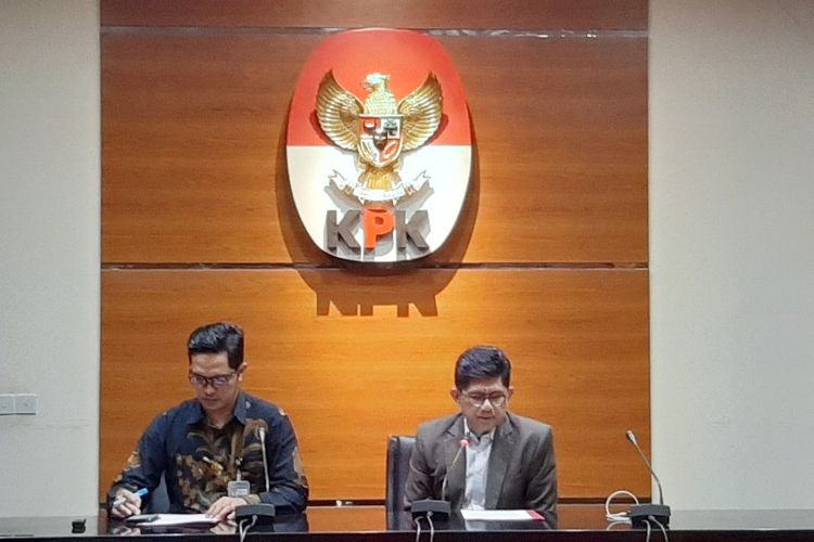 Juru Bicara KPK Febri Diansyah dan Wakil Ketua KPK Laode M Syarif dalam konferensi pers penetapan dua pejabat BPN sebagai tersangka kasus gratifikasi terkait penerbitan hak guna usaha, Jumat (29/11/2019). 