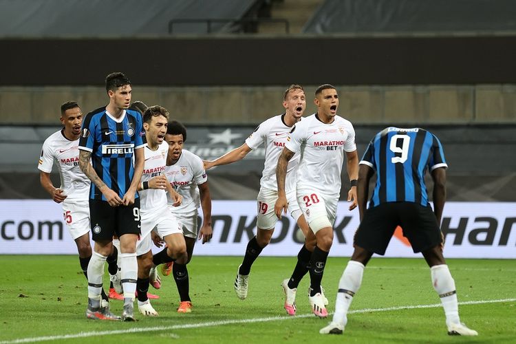 Bek Sevilla Diego Carlos berselebrasi setelah penyerang Inter Milan Romelu Lukaku (kanan) membelokkan tembakan dan mencetak gol bunuh diri bagi Sevilla dalam final Liga Europa Sevilla vs Inter Milan pada 21 Agustus, 2020 di Cologne, Jerman.