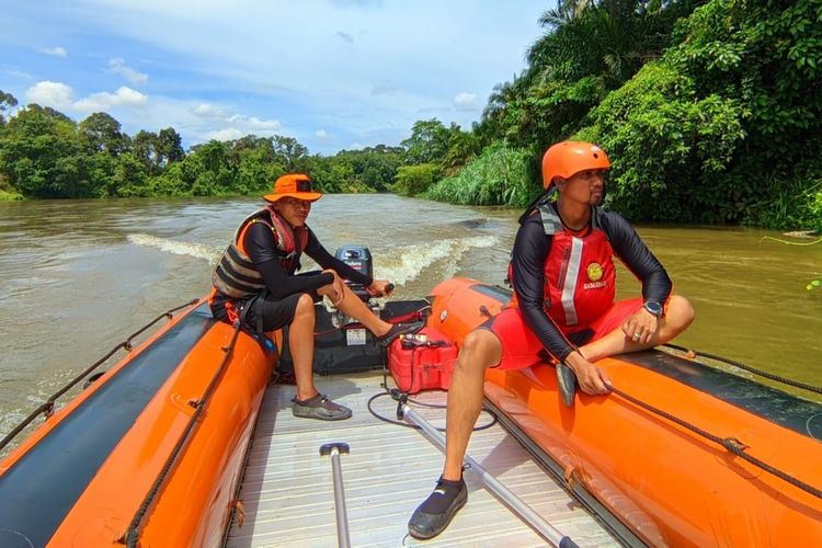 Tim SAR saat mencari korban tenggelam di Sungai Kampar, Desa Koto Perambahan, Kecamatan Kampa, Kabupaten Kampar, Riau, Rabu (8/11/2023).