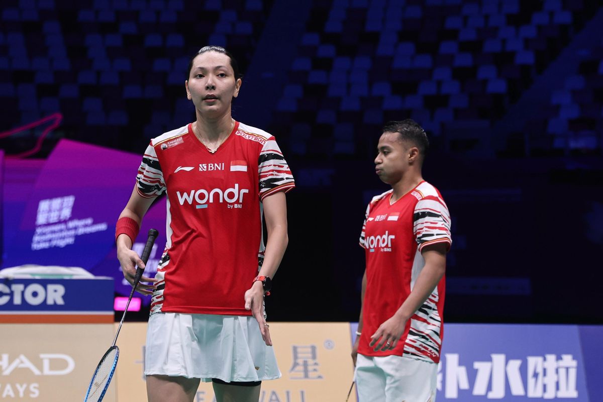 Rehan Naufal Kusharjanto/Gloria Emanuelle Widjaja saat melakoni laga Grup D Sudirman Cup 2025 Indonesia vs India di Xiamen Olympic Sports Center Fenghuang Gymnasium, Xiamen, China, pada Selasa (29/4/2025).