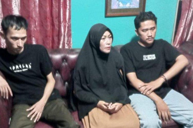 Mimin Mintarsih bersama kedua anaknya saat ditemui di rumahnya, Kamis (19/10/2023)
