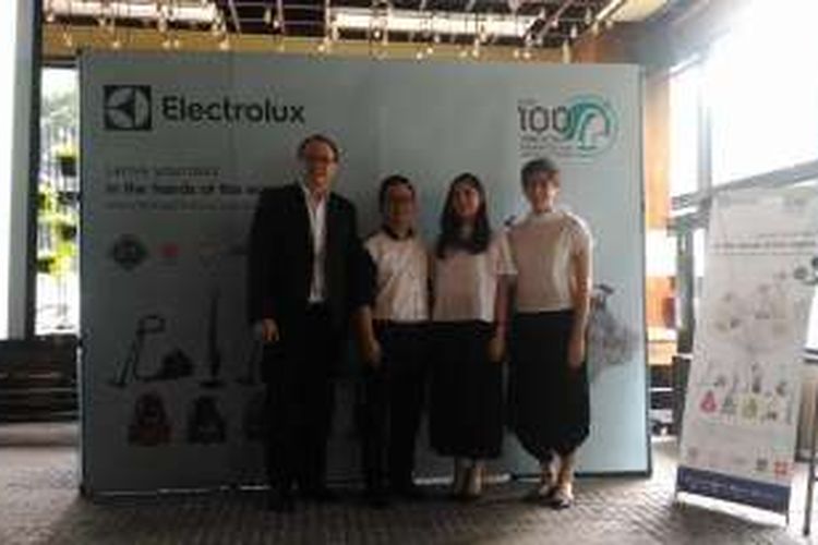 Jajaran direksi Electrolux Indonesia: (Ki-Ka) Presiden Direktur Iffan Suryanto, Group Product Marketing Manager Arlisa Ardhiani, dan Product Manager of Small Appliances Marsha Tungka