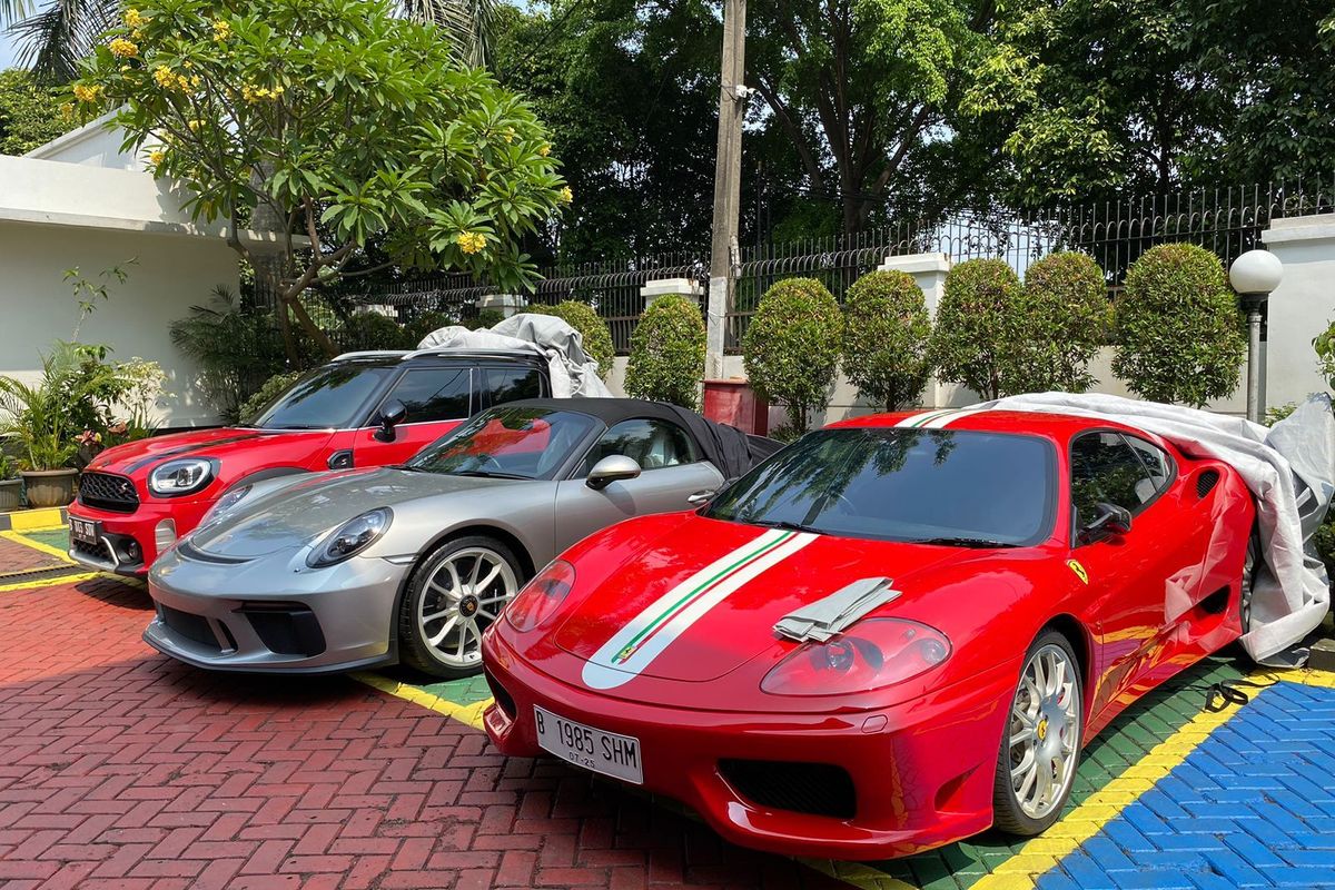 (Berita foto) Mobil-mobil mewah tampak berjejer di halaman parkir Kejari Jaksel, Senin (22/7/2024). Mobil-mobil mewah ini diamankan dari tersangka kasus timah Harvey Moeis dan Helena Lim. 