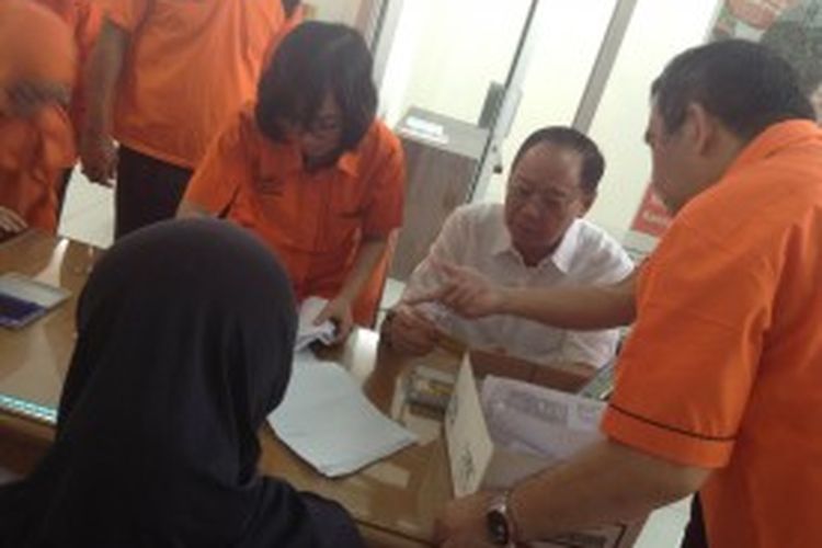 Menteri Perumahan Rakyat Djan Faridz, Sabtu (22/6/2013) pagi, meninjau serta menyerahkan Bantuan Langsung Sementara Masyarakat (BLSM) di Kantor Pos Jakarta Selatan. 