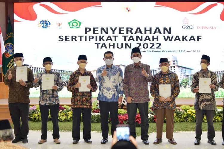 Gubernur Jawa Barat Ridwan Kamil saat memberikan sertifikat tanah wakaf bagi kabupaten/kota, Senin (25/4/2022).