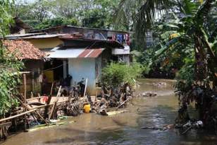 Permukiman warga di Cipete Utara, Kebayoran Baru, Jakarta Selatan, yang berada di Bantaran Kali Krukut, Jumat (7/10/2016). Sejumlah bangunan akan dibongkar untuk penataan sungai yang terus dilakukan oleh pemerintah di Jakarta.