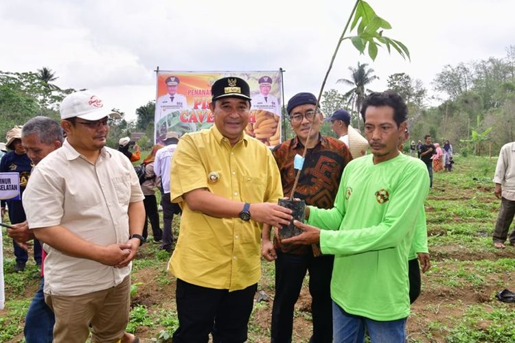 Penjabat Gubernur Sulsel Bahtiar Baharuddin saat bersama petani pisang di Bantaeng.