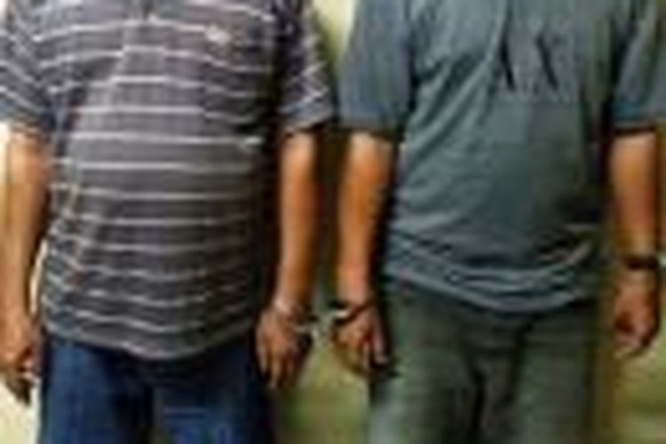 Kedua tersangka kurir narkoba Rio dan Victor ditangkap saat menunggu pembeli di Jalan Sukarno Hatta, Binjai. Dari keduanya polisi menyita 30 butir pil ekstasi. ?
