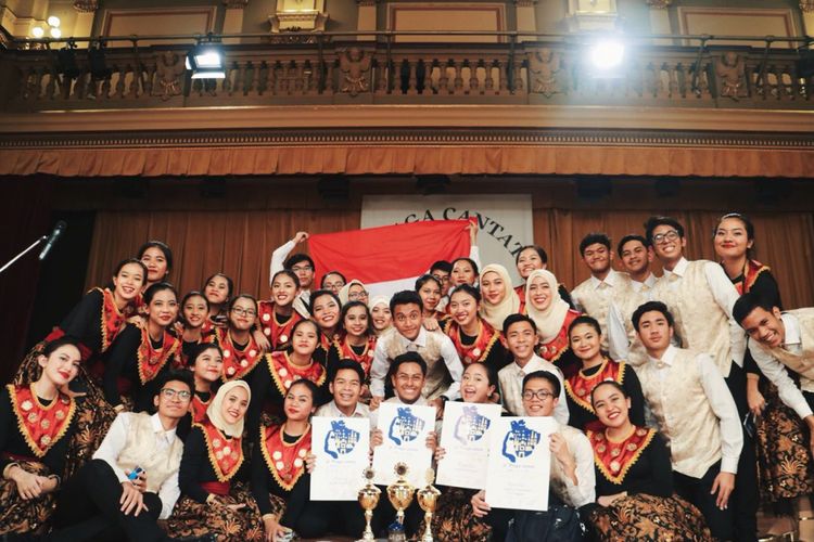 Sejumlah pelajar SMA 78 yang tergabung dalam paduan suara Youth Choir 78 di Praha, Cekoslovakia.