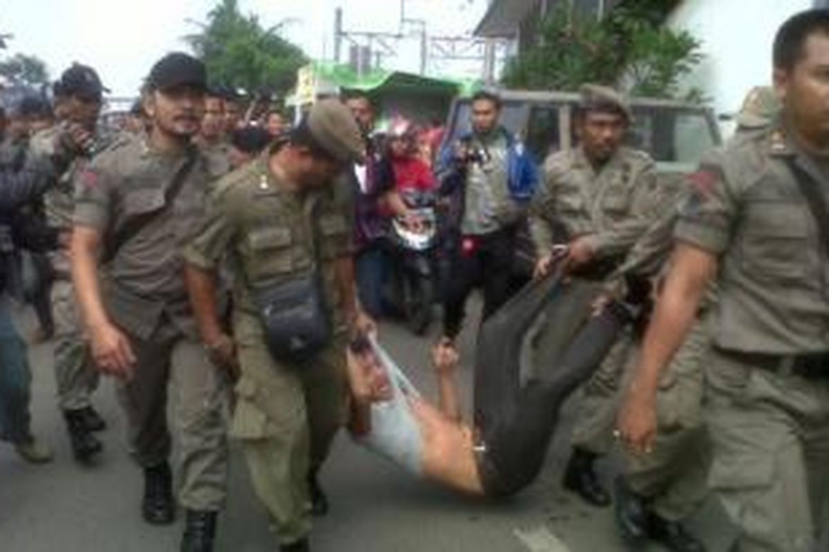 Tukang ojek di kawasan Tanah Abang diangkut petugas Satpol PP karena mengganggu jalannya penertiban PKL di Jalan KH Mas Mansyur, Jakarta Pusat, Kamis (17/7/2014).